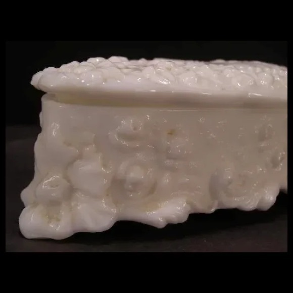 Gorgeous Jenny Lind Milk Glass Glove Box with lid by Fostoria. MINT condition - Picture 6 of 9